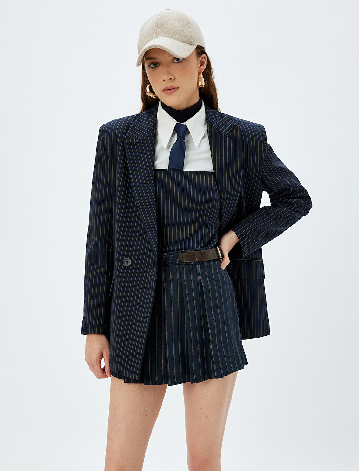 Yarım Kemer Detaylı Pileli Mini Şort Etek