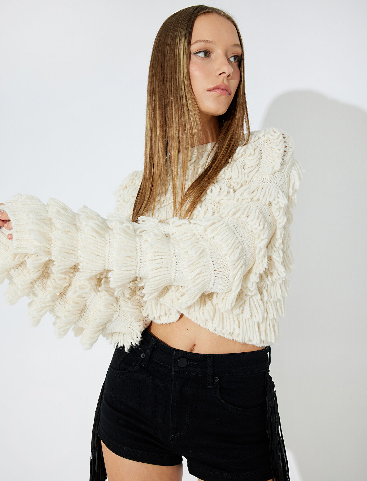 Koton X Zeynep Bastık - Püsküllü Peluş Kazak Oversize Crop Uzun Kollu Yuvarlak Yaka 