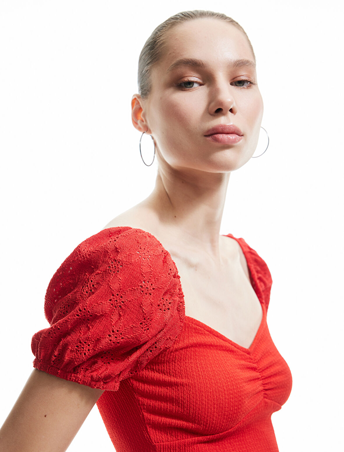 Balon Kollu Brode Detaylı Kalp Yaka Crop Tişört