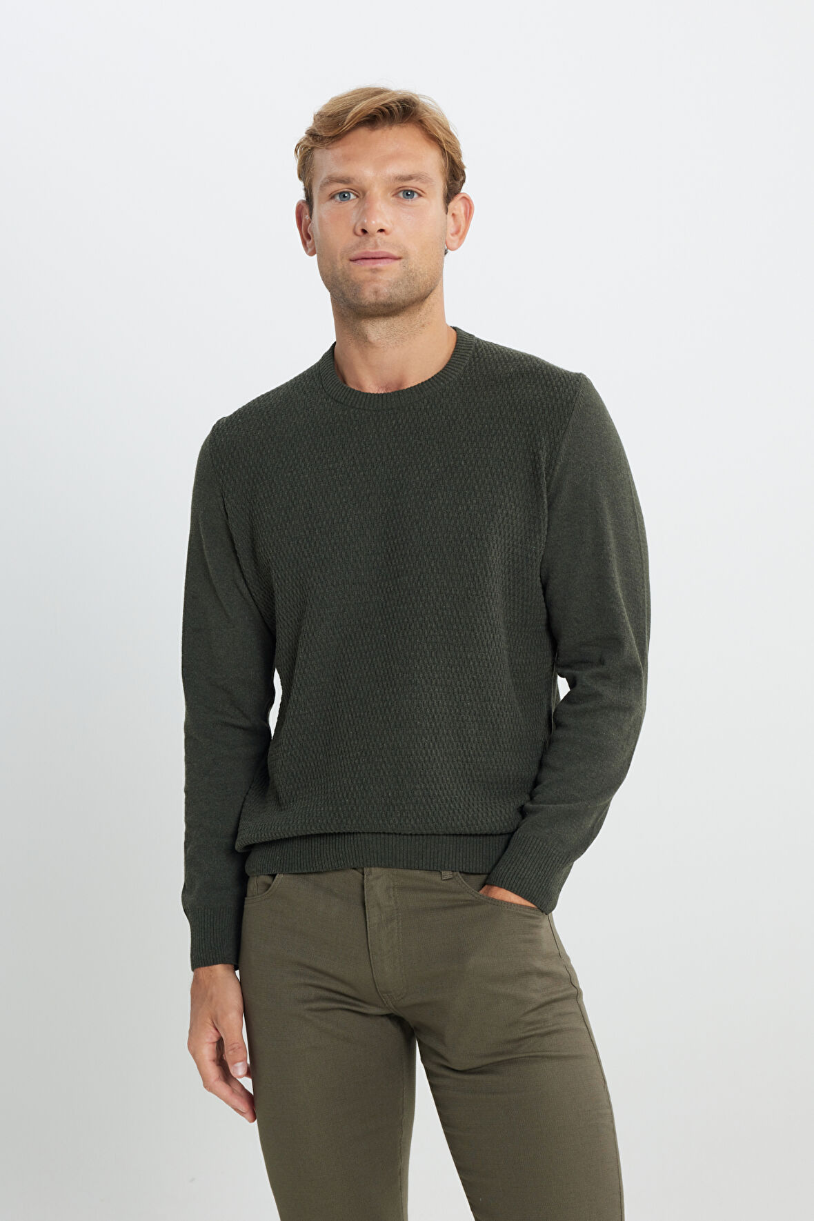 Pamuklu Standart Fit Normal Kesim Bisiklet Yaka Jakarlı Triko Kazak