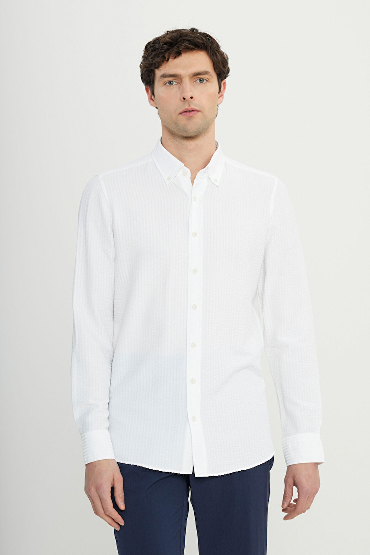 Slim Fit Dar Kesim Düğmeli Yaka Armürlü Gofre Desenli Gömlek