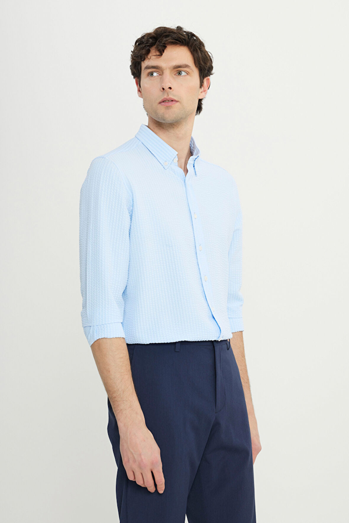 Slim Fit Dar Kesim Düğmeli Yaka Armürlü Gofre Desenli Gömlek