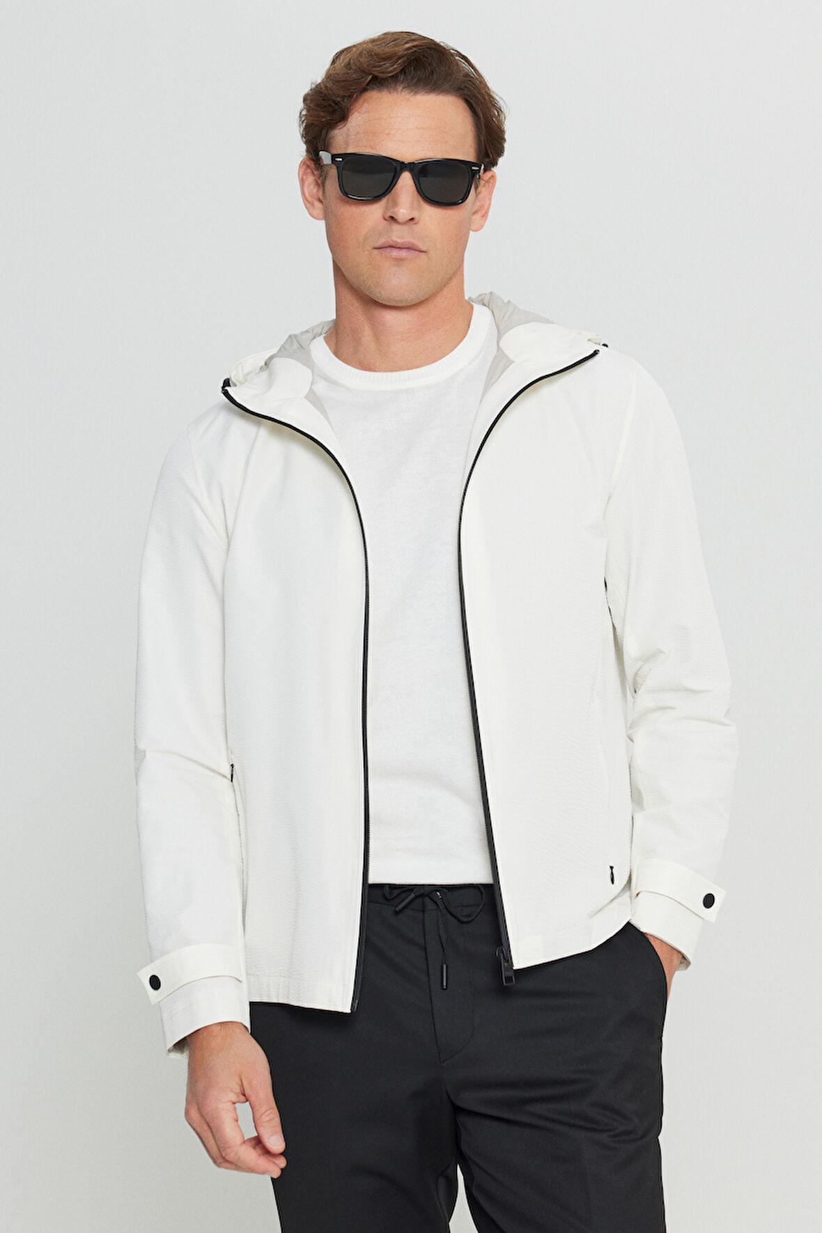 Softshell Rüzgar Geçirmez Standart Fit Normal Kesim Kapüşonlu Cepli Mont