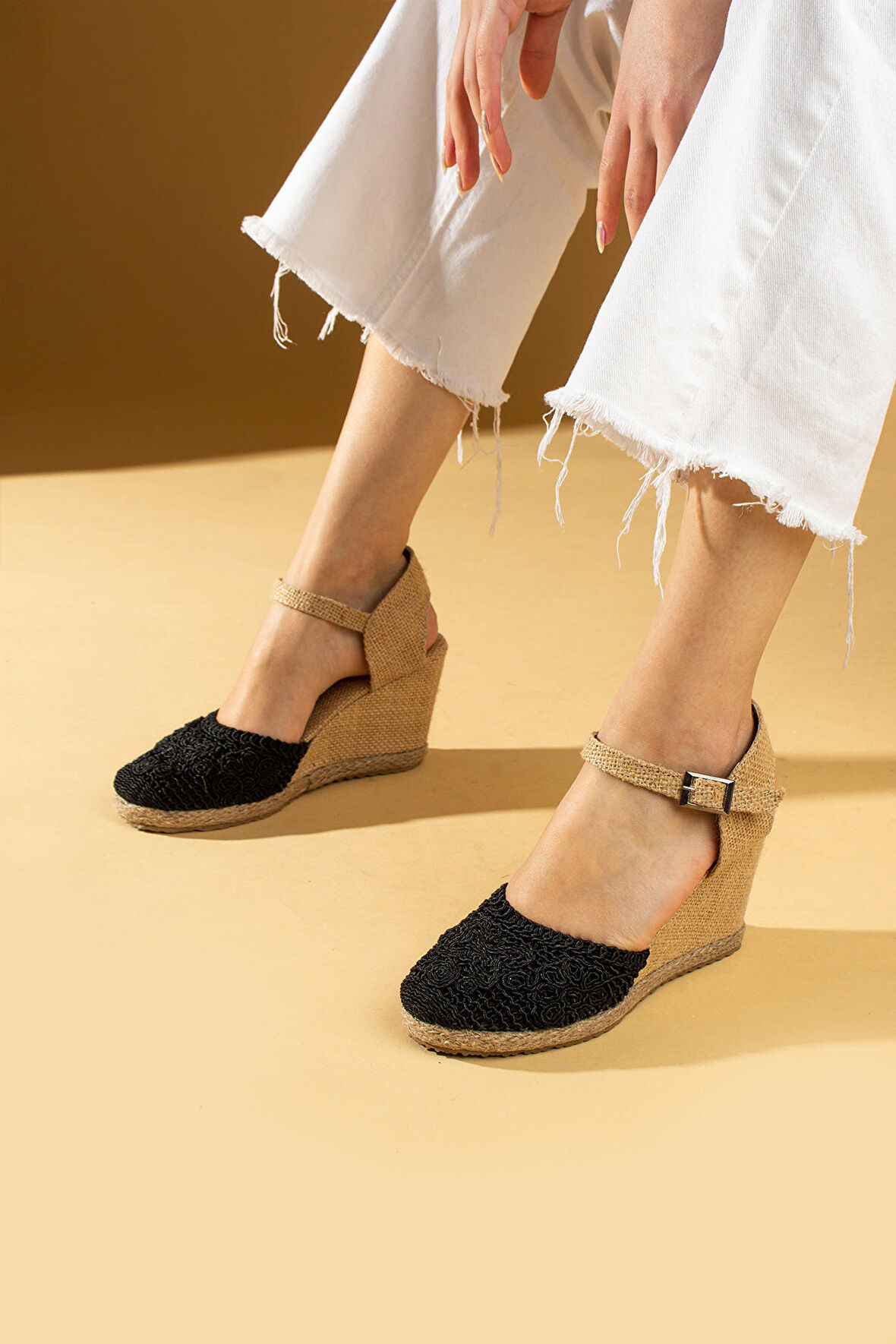 Pembe Potin Nakışlı Hasır Dolgu Taban Önü Kapalı Kadın Sandalet 69-71-24