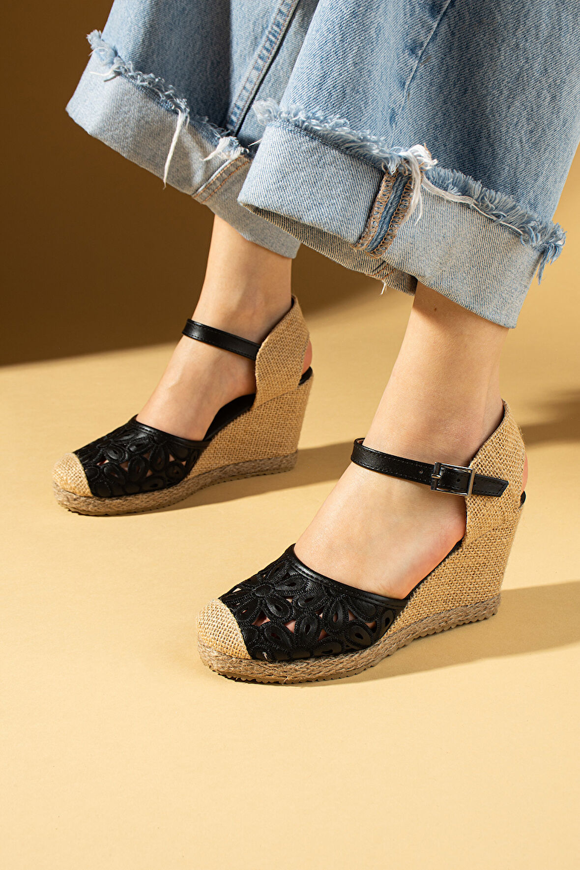 Pembe Potin Çiçek Desenli Hasır Dolgu Taban Önü Kapalı Kadın Sandalet 69-76-25