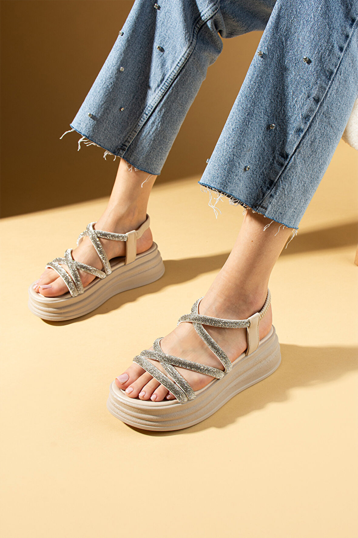 Pembe Potin Taş Detaylı Yüksek Taban Çok Bantlı Lastikli Kadın Sandalet 018-312-24Taşlı