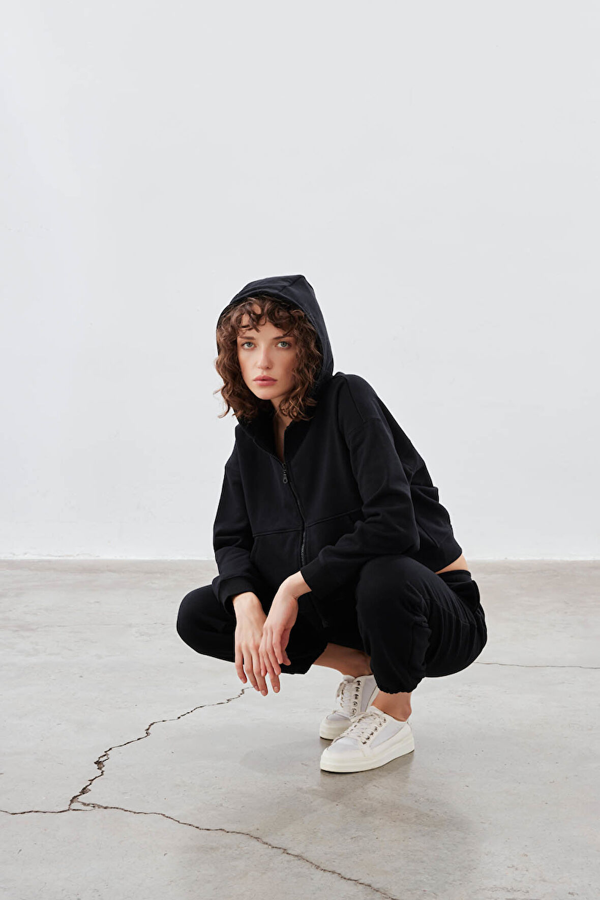 Kadın Pamuklu Üç İplik Cepli Kapişonlu Uzun Kollu Sweatshirt