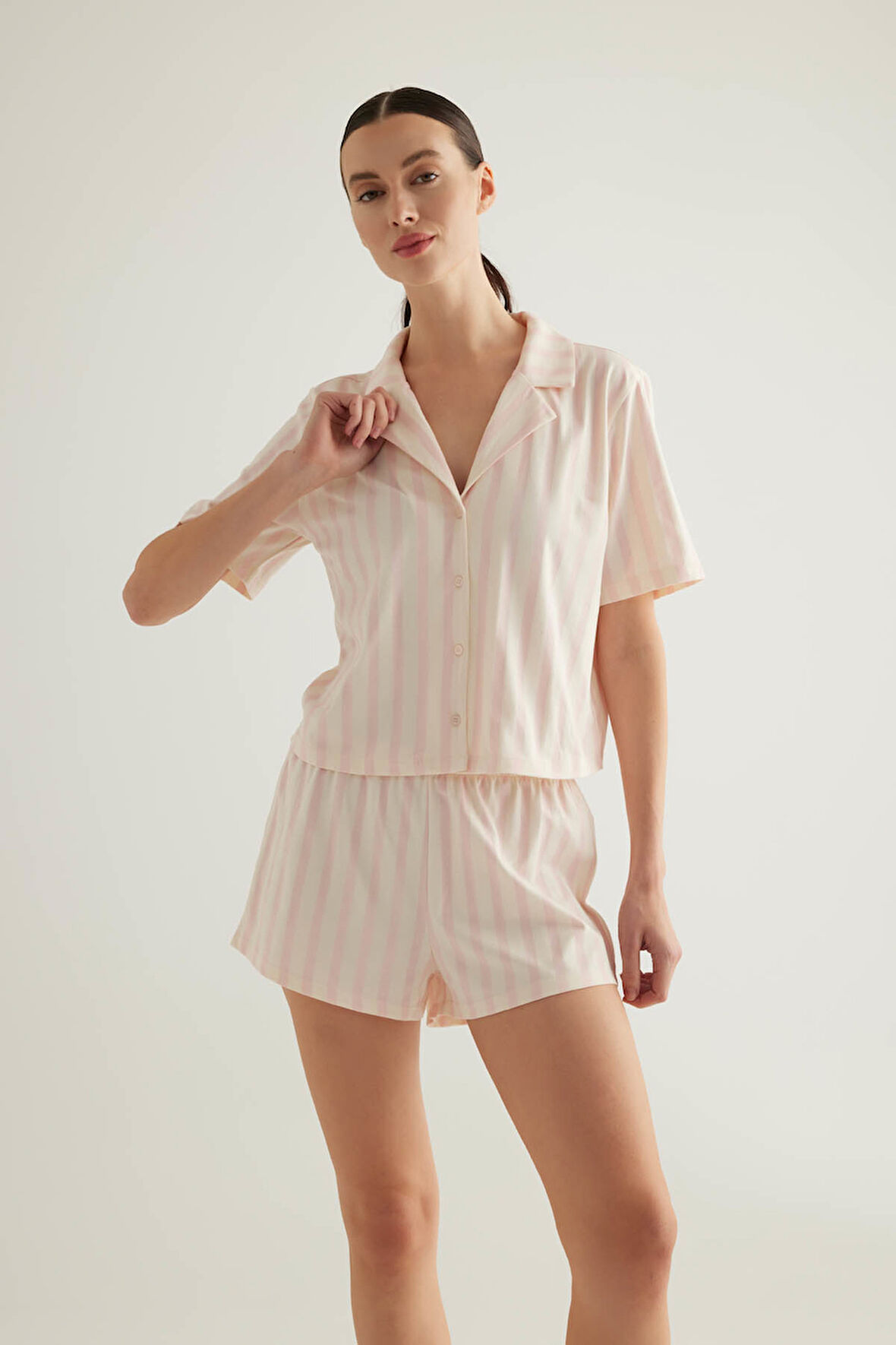 Kadın Pamuklu Kısa Kollu Gömlek Yaka Pijama Üstü