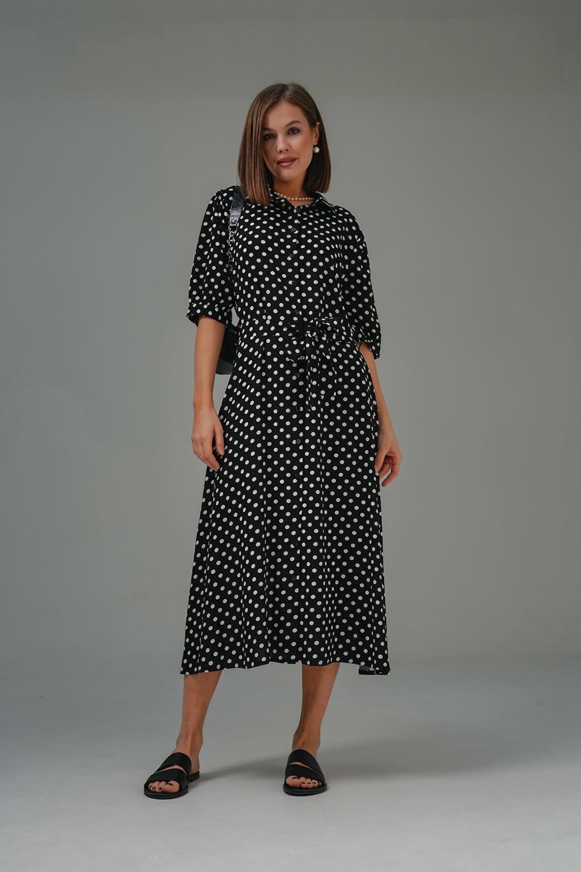 Siyah Puantiyeli Kısa Kol Kuşaklı Dokuma Midi Gömlek Elbise
