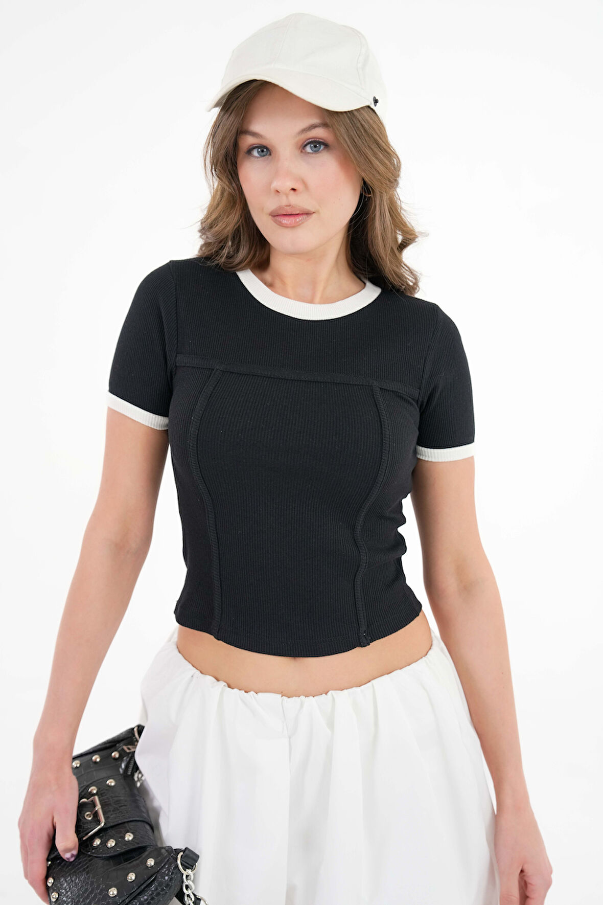Siyah Yaka ve Kol Garni Detaylı Biyeli Fitilli Örme Crop Bluz