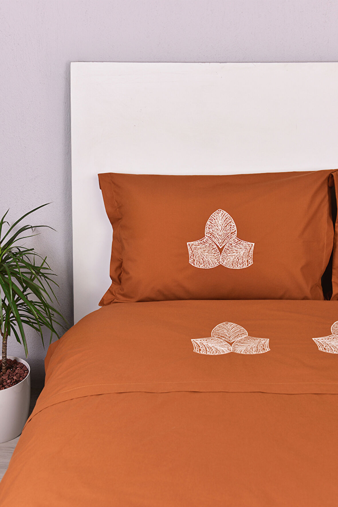 Yaprak İşlemeli Çift Kişilik Yatak Örtülü Nevresim Takımı Taba %100 Pamuk