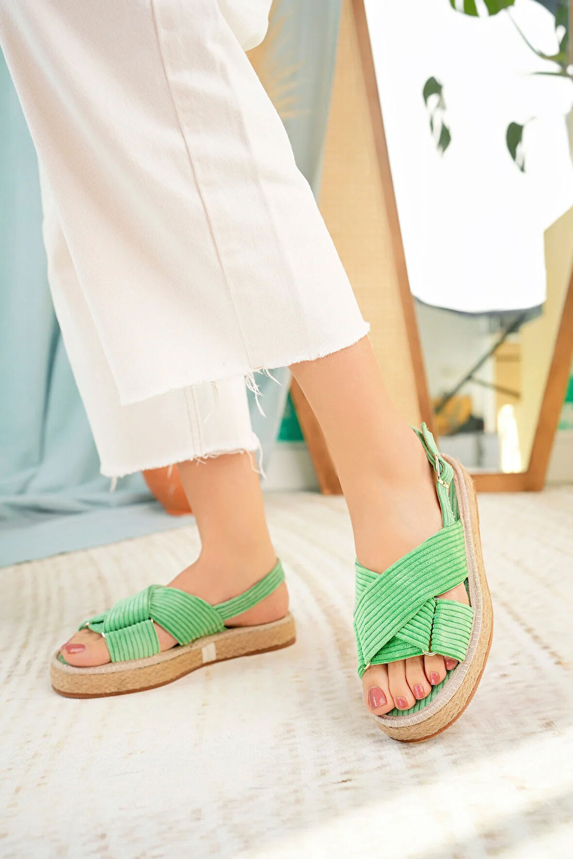 Önü Açık Kadife Sandalet