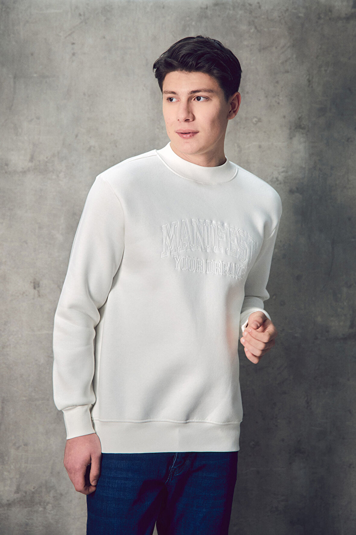3 İplik Yazı Nakışlı Dik Yaka Sweatshirt