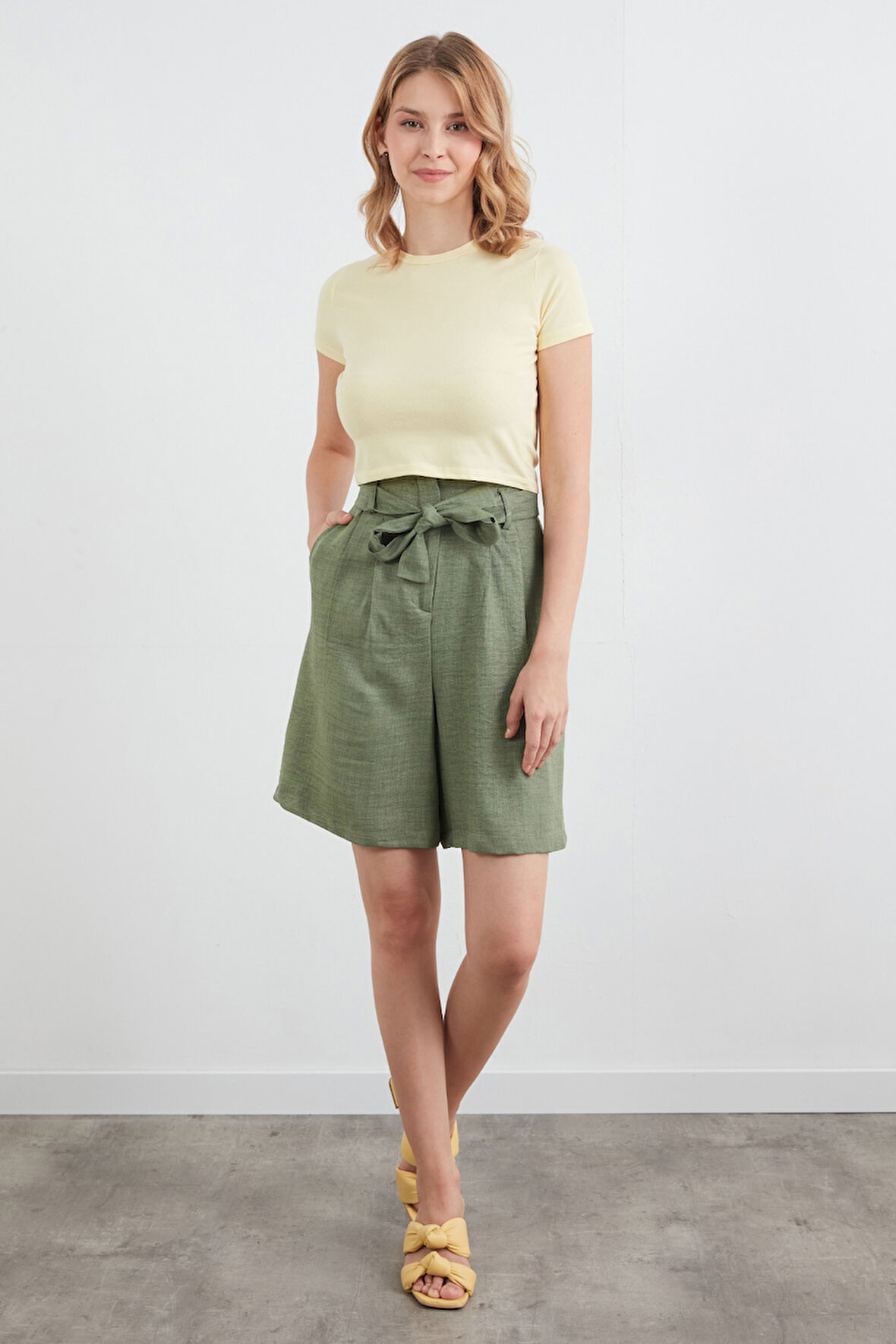 Beli Kuşaklı Cepli Şort