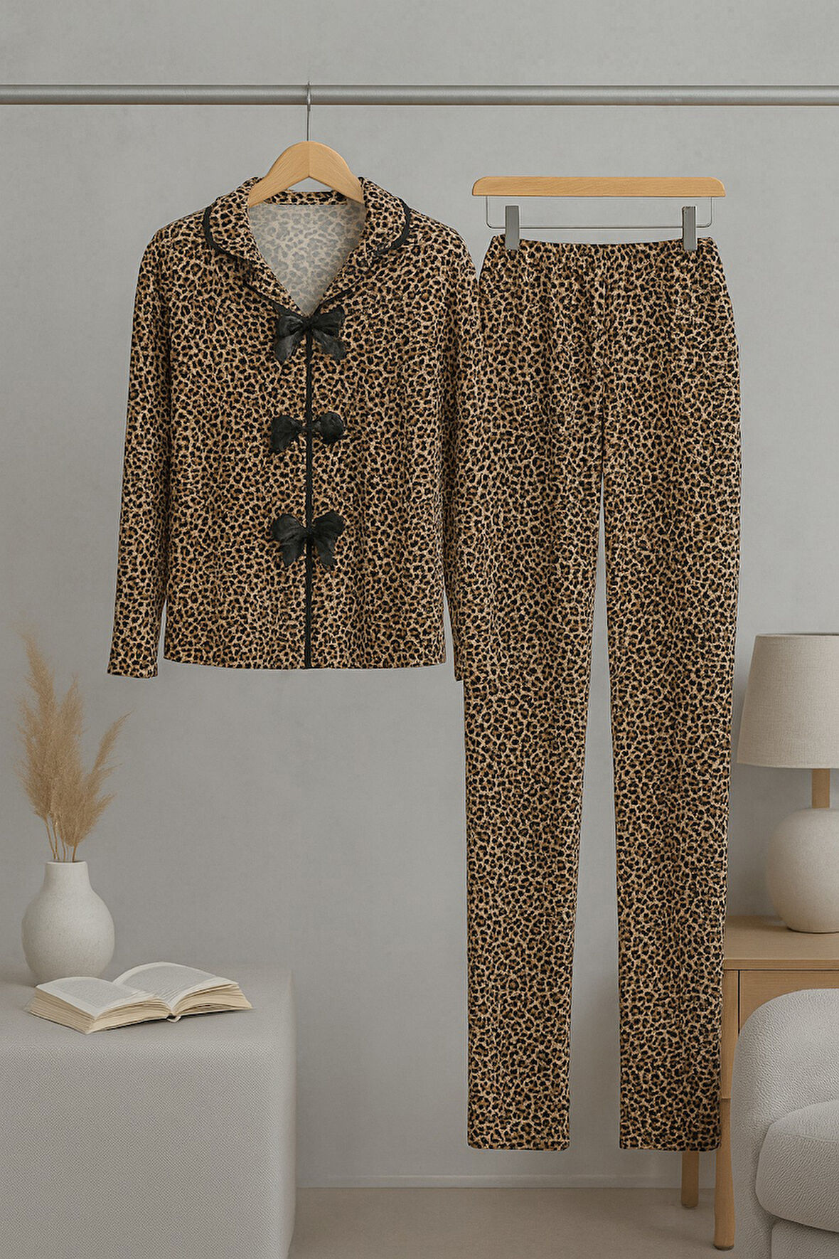 Kadın Yumuşak Dokulu Leopar Desenli Fiyonklu Uzun Kollu Gömlek Yaka Pijama Takımı