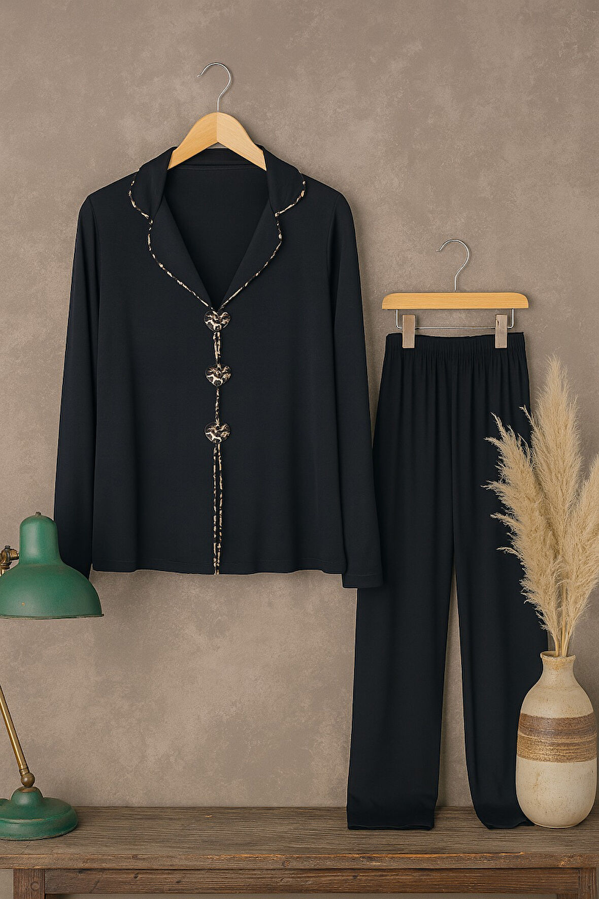 Kadın Yumuşak Dokulu Leopar Desenli Fiyonklu Uzun Kollu Gömlek Yaka Pijama Takımı