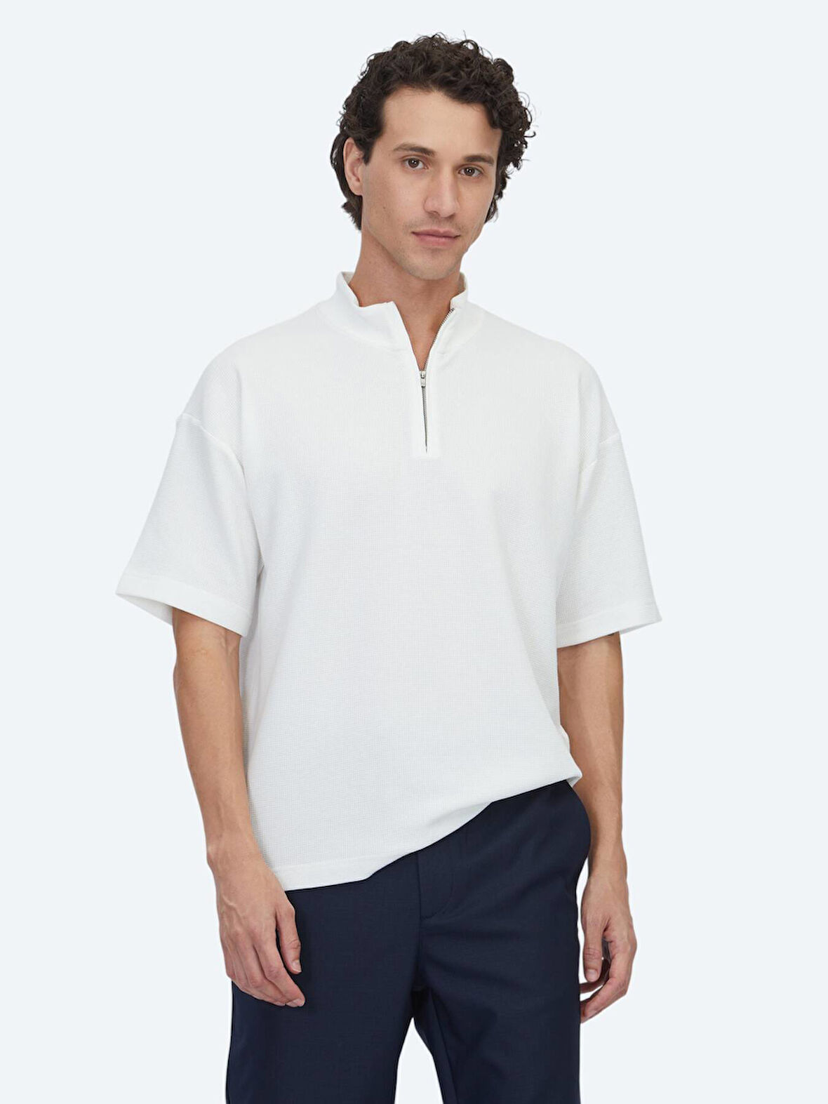 Ekru Desenli Dik Yaka T-Shirt