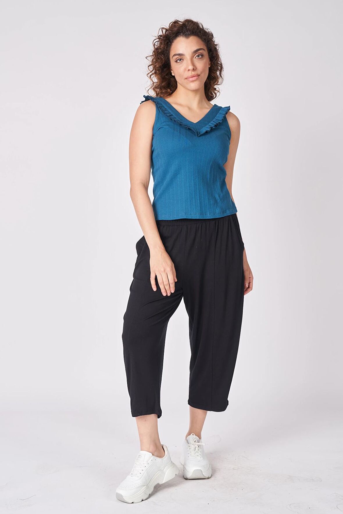 Kadın Dokulu Fırfırlı V Yaka Bluz