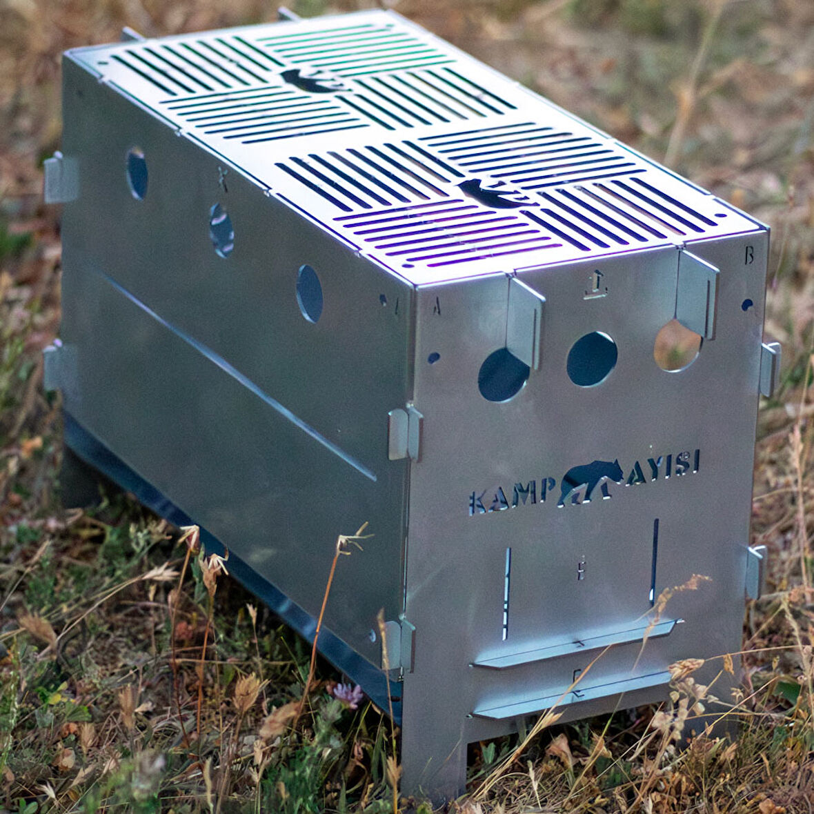 Kamp Ayısı® PyroWide™ Geniş Katlanır Metal Ateş Kutusu - 2mm Gri Galvaniz Çelik, Çantalı, 39.5 x 26.5 x 21 cm 