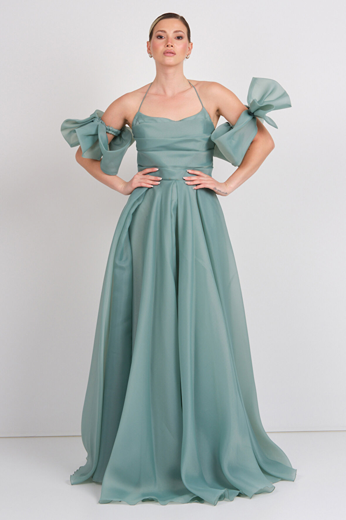 Dans Kadın Seyyar Kol Detaylı Boyundan Bağlamalı Maxi Abiye Elbise 1761 Mint