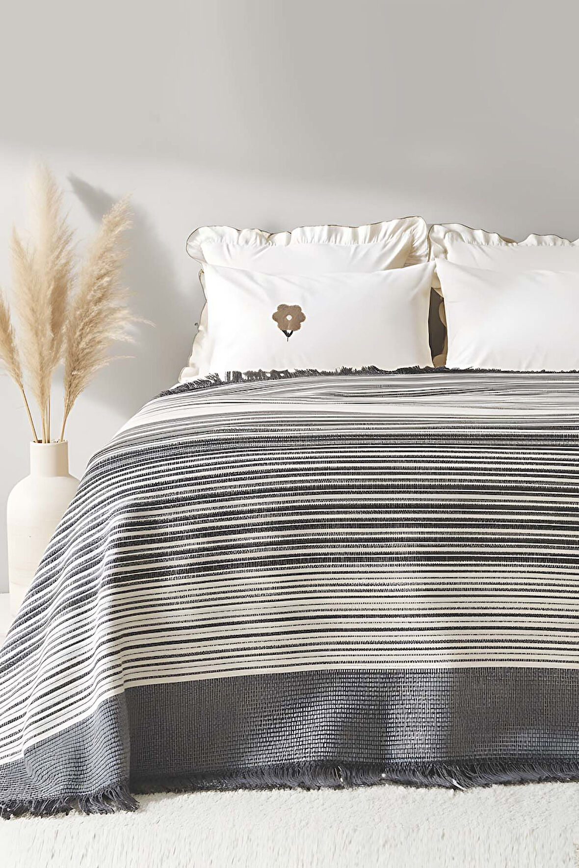 Veloura Antrasit Çift Kişilik Püsküllü Battaniye