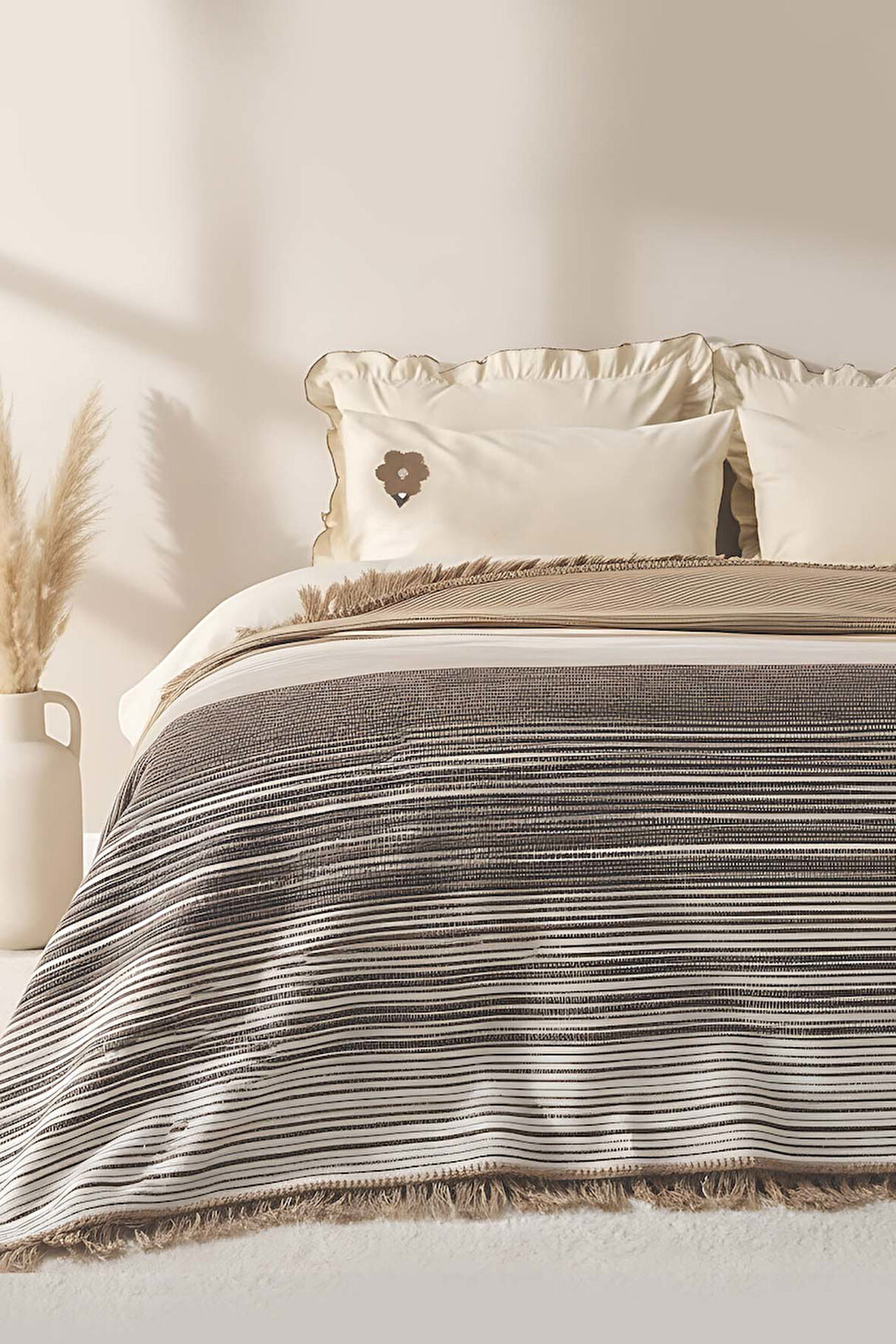 Veloura Bej Çift Kişilik Püsküllü Battaniye