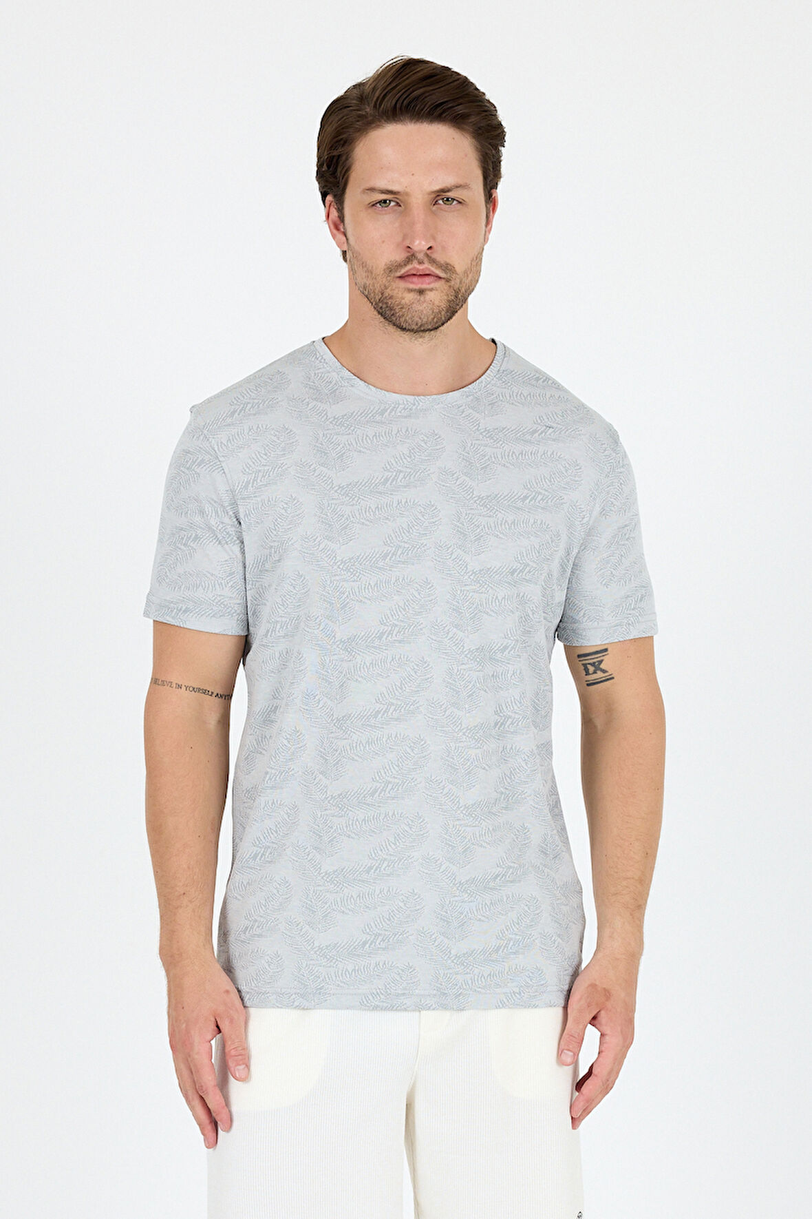 Erkek Bisiklet Yaka Desenli T-Shirt – %100 Pamuk – Rahat ve Şık Günlük Kısa Kollu Tişört 0115