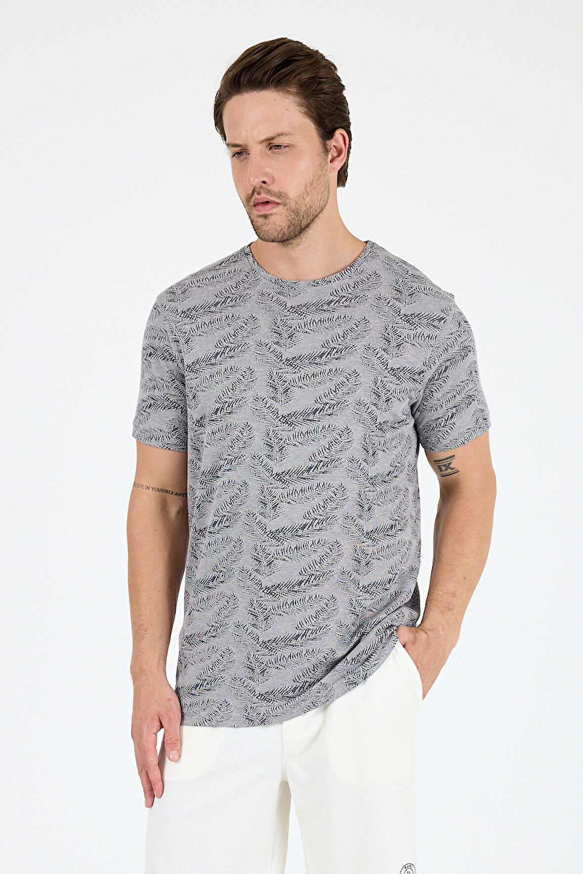 Erkek Bisiklet Yaka Desenli T-Shirt – %100 Pamuk – Rahat ve Şık Günlük Kısa Kollu Tişört 0115