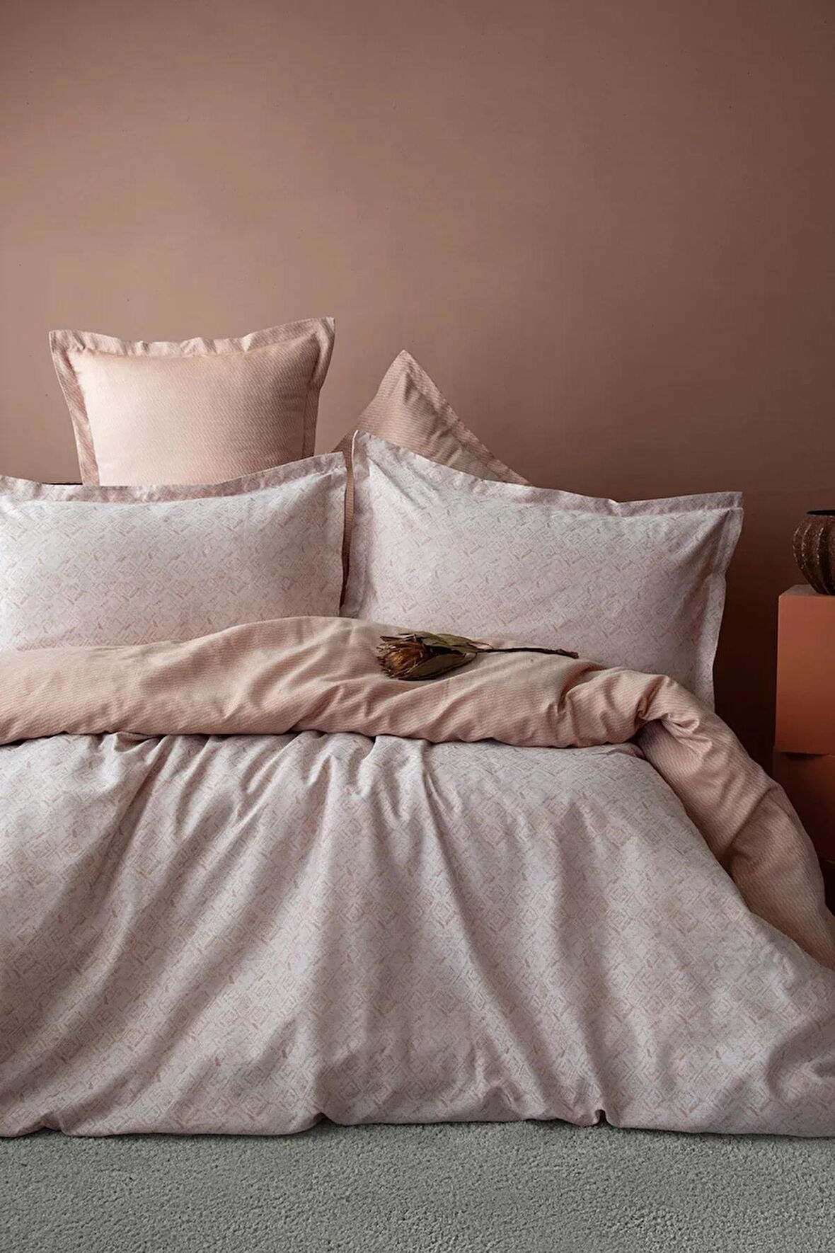 İssimo Fondane Jakarlı Saten Nevresim Takımı Çift Kişilik