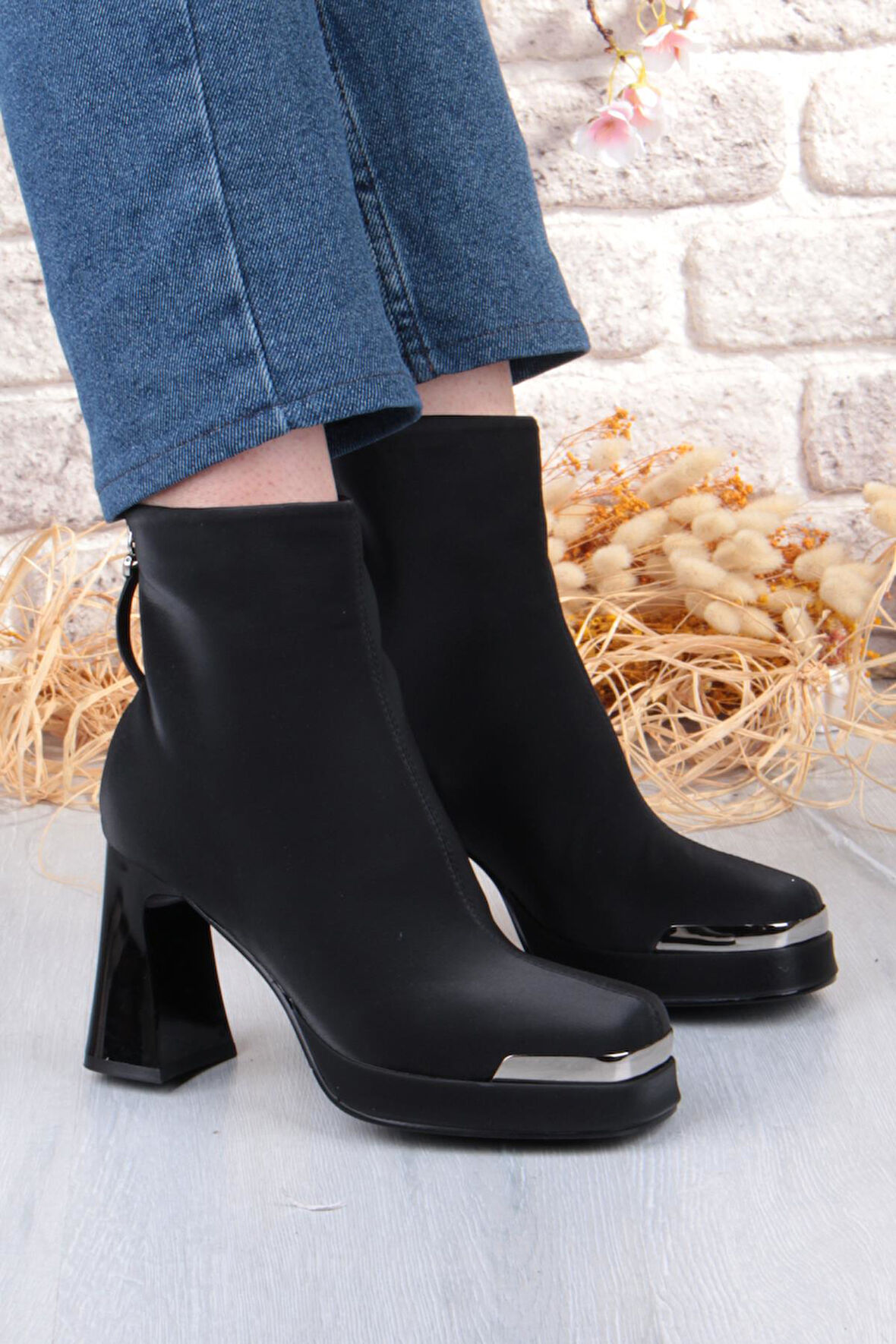 Guja 25K414-2 Kalın Topuklu Kut Burun Arka Kısımdan Fermuarlı Kadın Bot