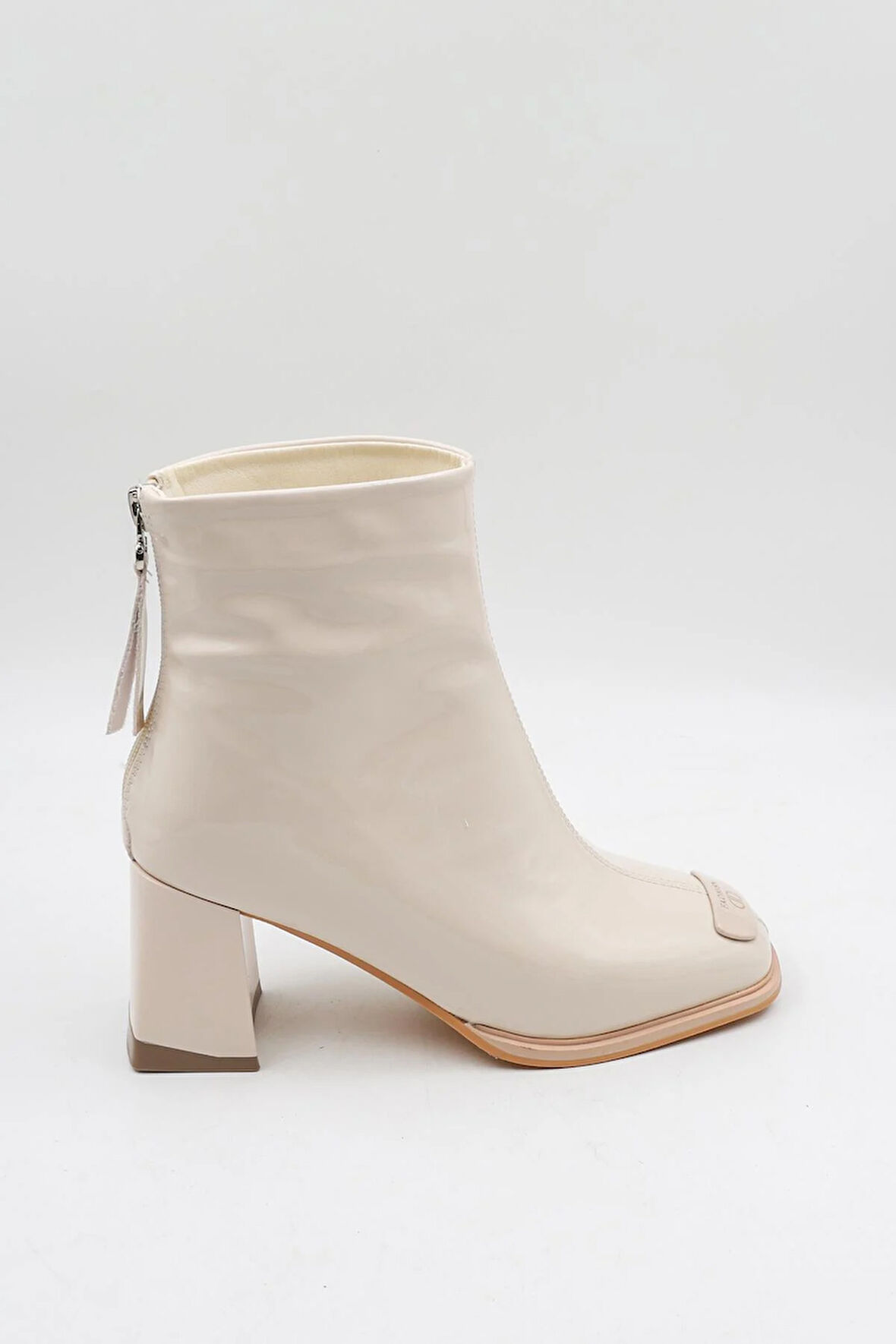 Guja İthal Seri Kadın Rugan Topuklu Toka Detaylı Bot GJ415 - Bej - 36