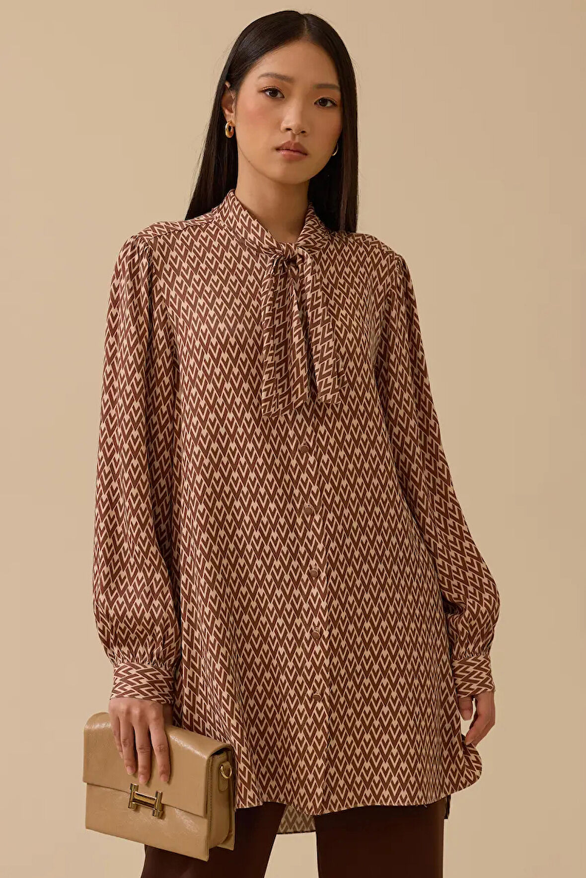 Kadın Regular Fit Fular Yakalı Desenli Tunik - Kahverengi | 44