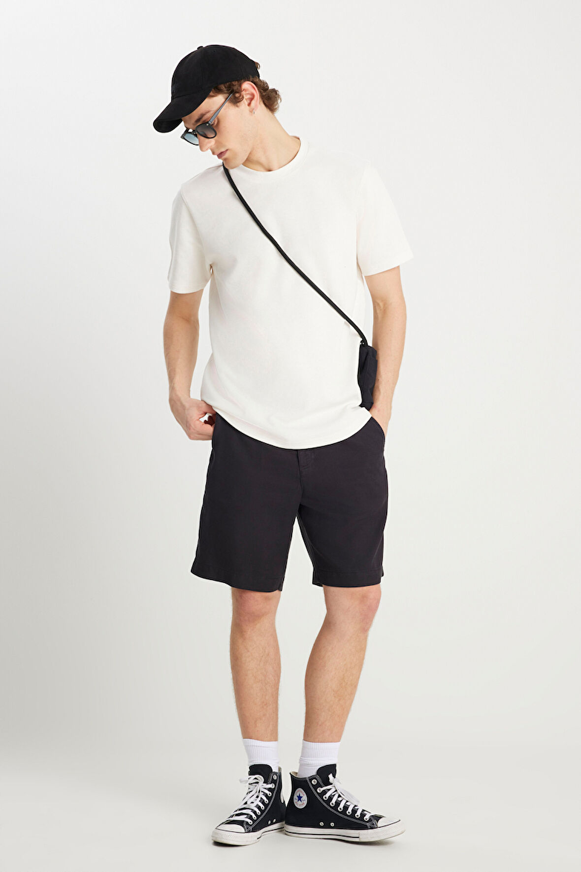 Regular Fit Normal Kesim Lastik Bel Detaylı Siyah Şort