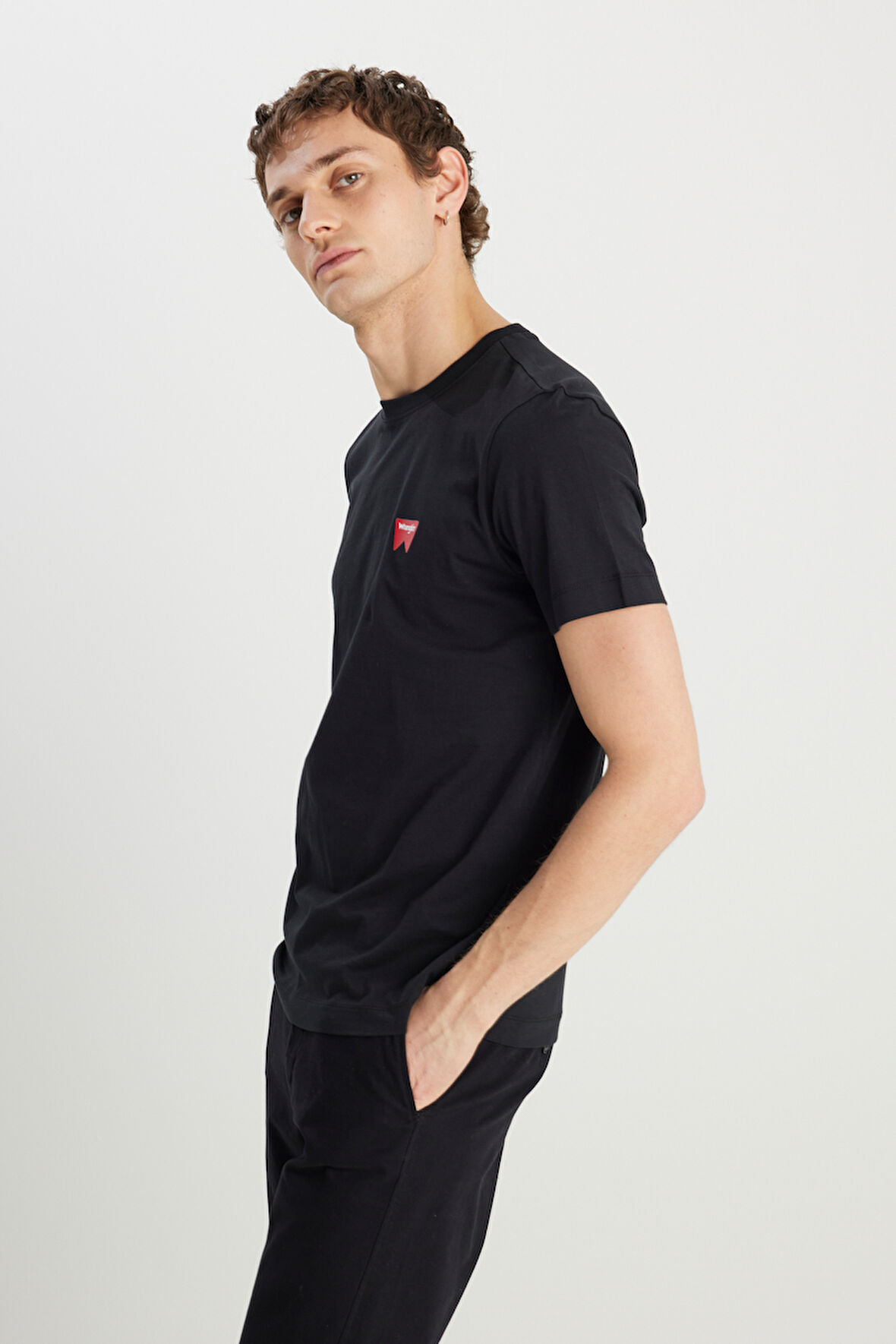 %100 Pamuk Regular Fit Normal Kesim Minimal Logo Siyah Tişört
