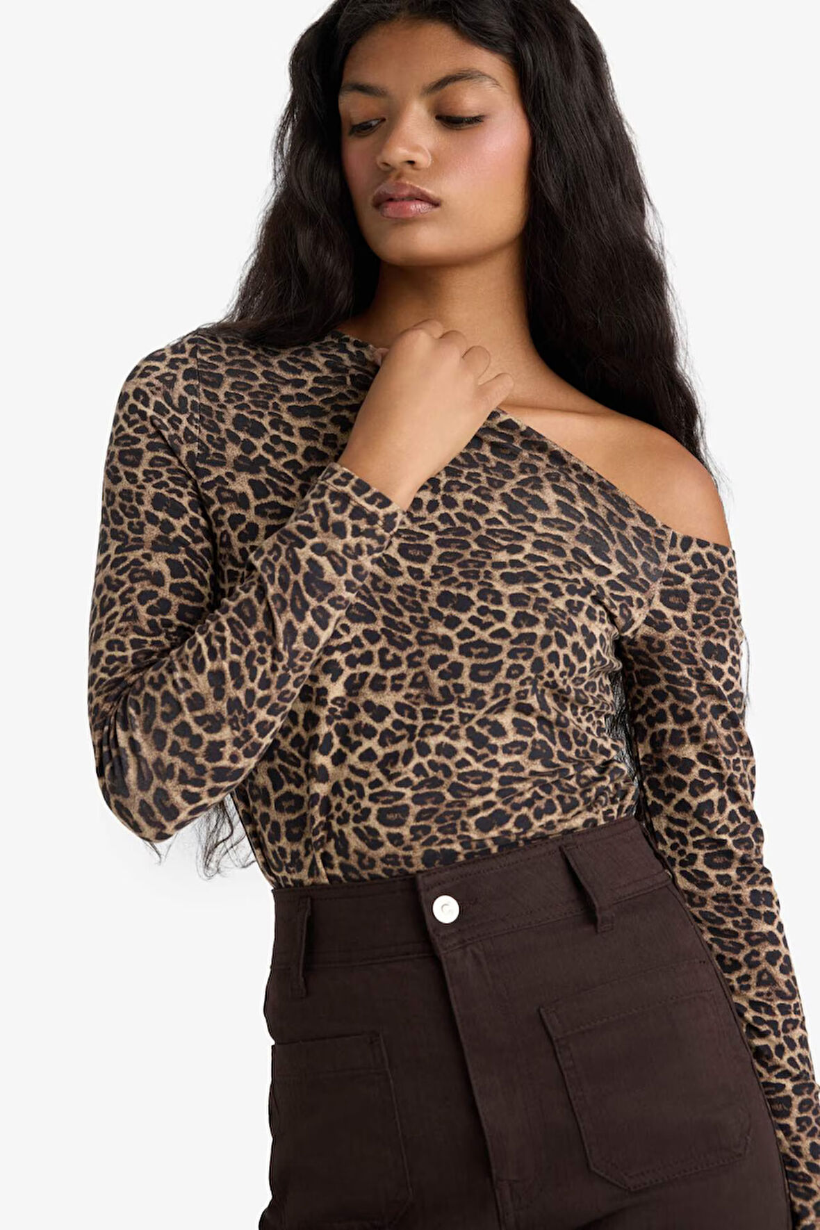 Slim Fit Dar Kesim Tek Omuzlu Leopar Desenli Uzun Kollu Tişört