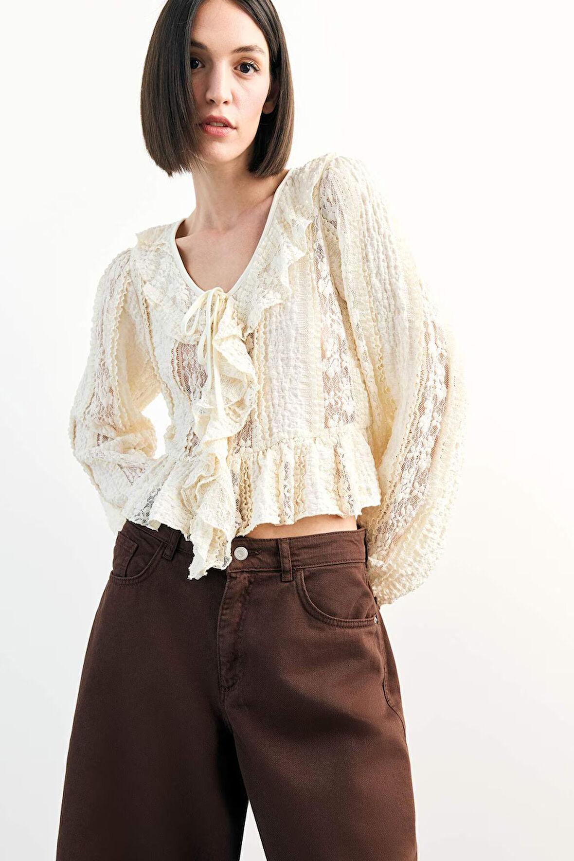 V Yaka Önden Bağlamalı Volanlı Dantel Bluz