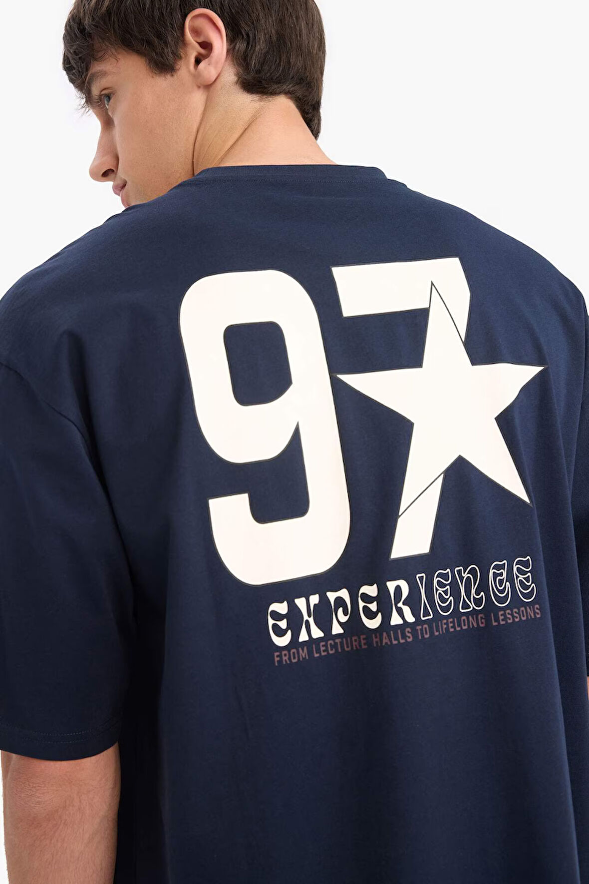 DeFacto %100 Pamuk Loose Fit Bisiklet Yaka Sırt Baskılı Kısa Kollu Tişört E9527AX25AUNV64