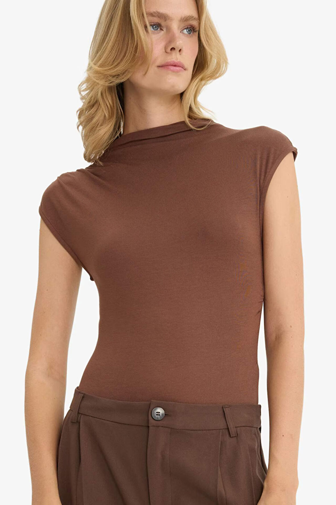Slim Fit Dar Kesim Yarım Balıkçı Yaka Çıtçıtlı Body