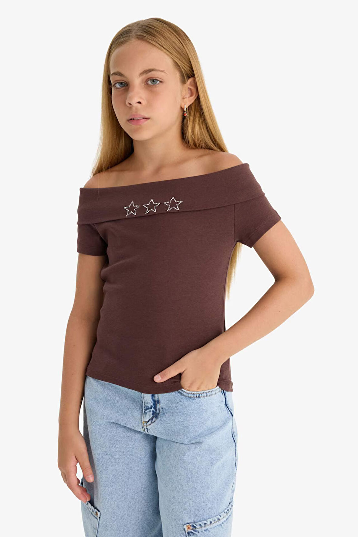 Kız Çocuk Slim Fit Dar Kesim Omuzu Açık Yıldız Desenli Yaka Baskılı Ribana Kısa Kollu Tişört