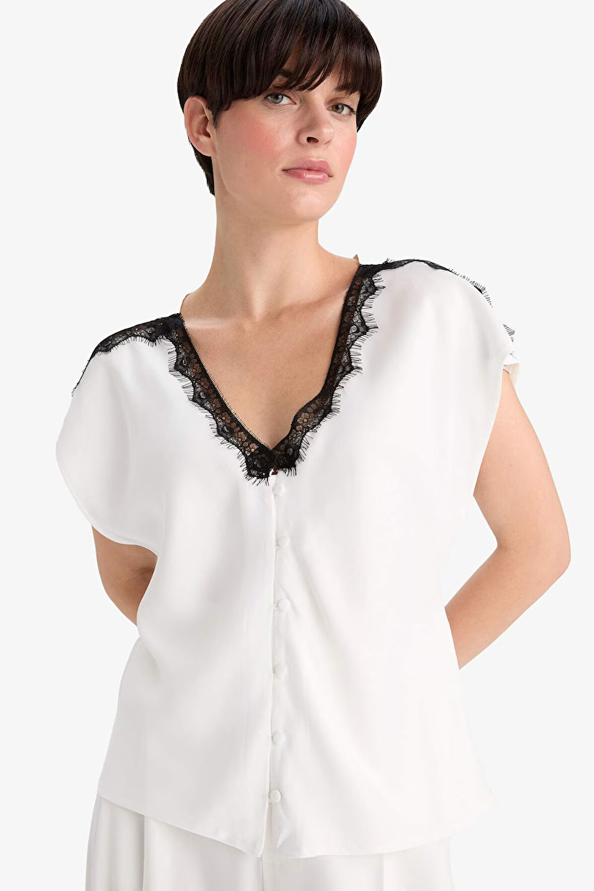 Regular Fit V Yaka Saten Kısa Kollu Gömlek