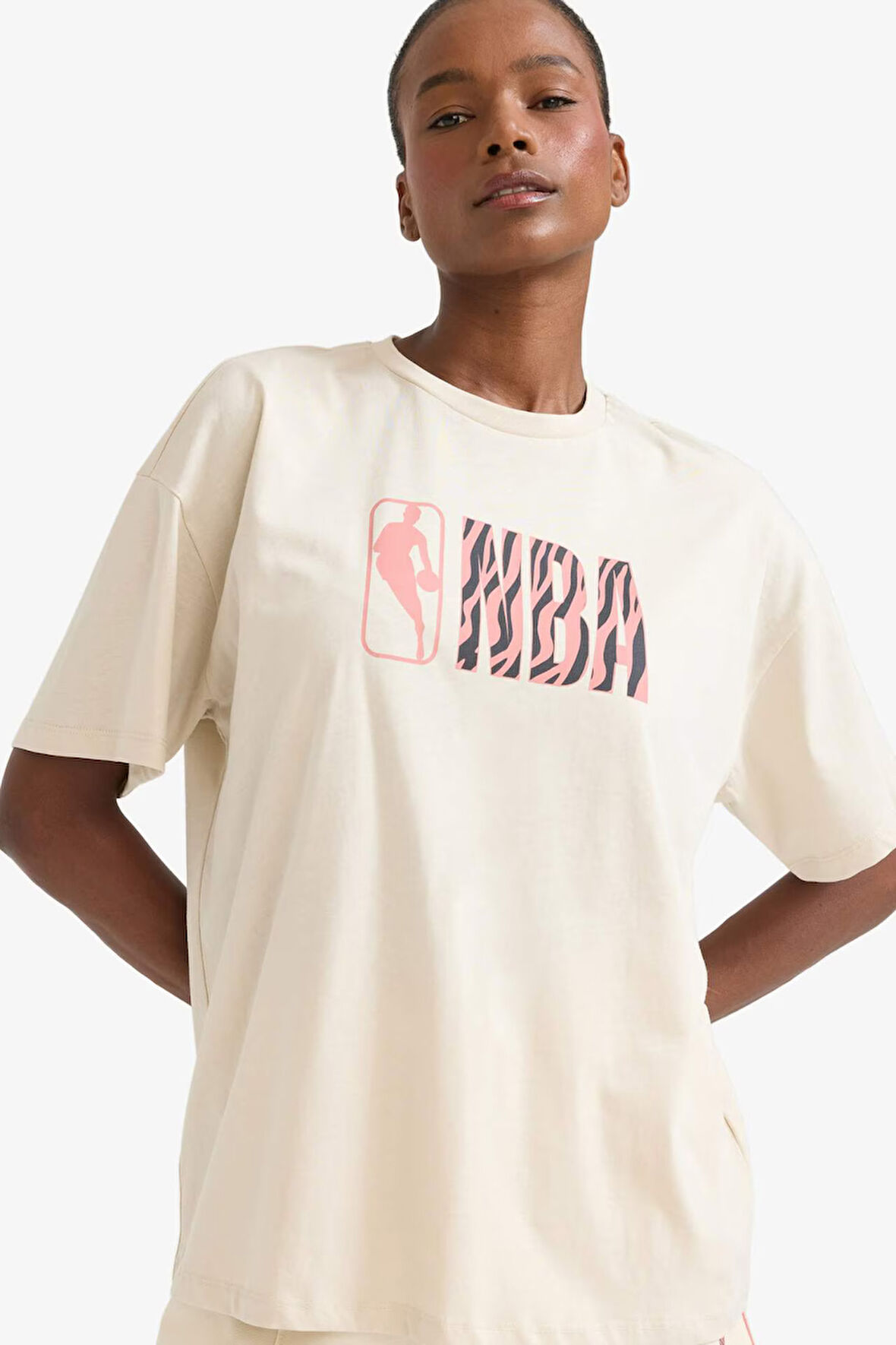 DeFactoFit NBA Wordmark Oversize Geniş Kalıp Bisiklet Yaka Kısa Kollu Tişört E3845AX25SMBG700