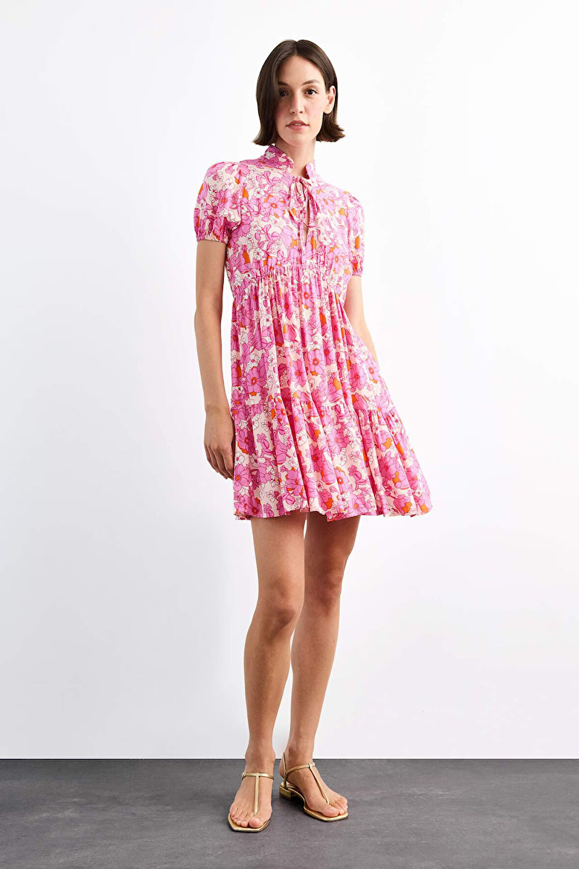 Çiçek Desenli Kısa Kollu Mini Elbise 