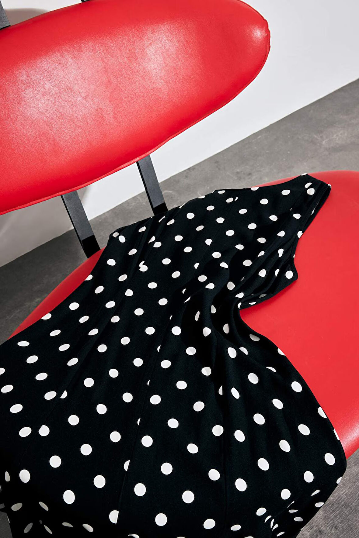 Slim Fit Dar Kesim Bisiklet Yaka Puantiyeli Kolsuz Bluz