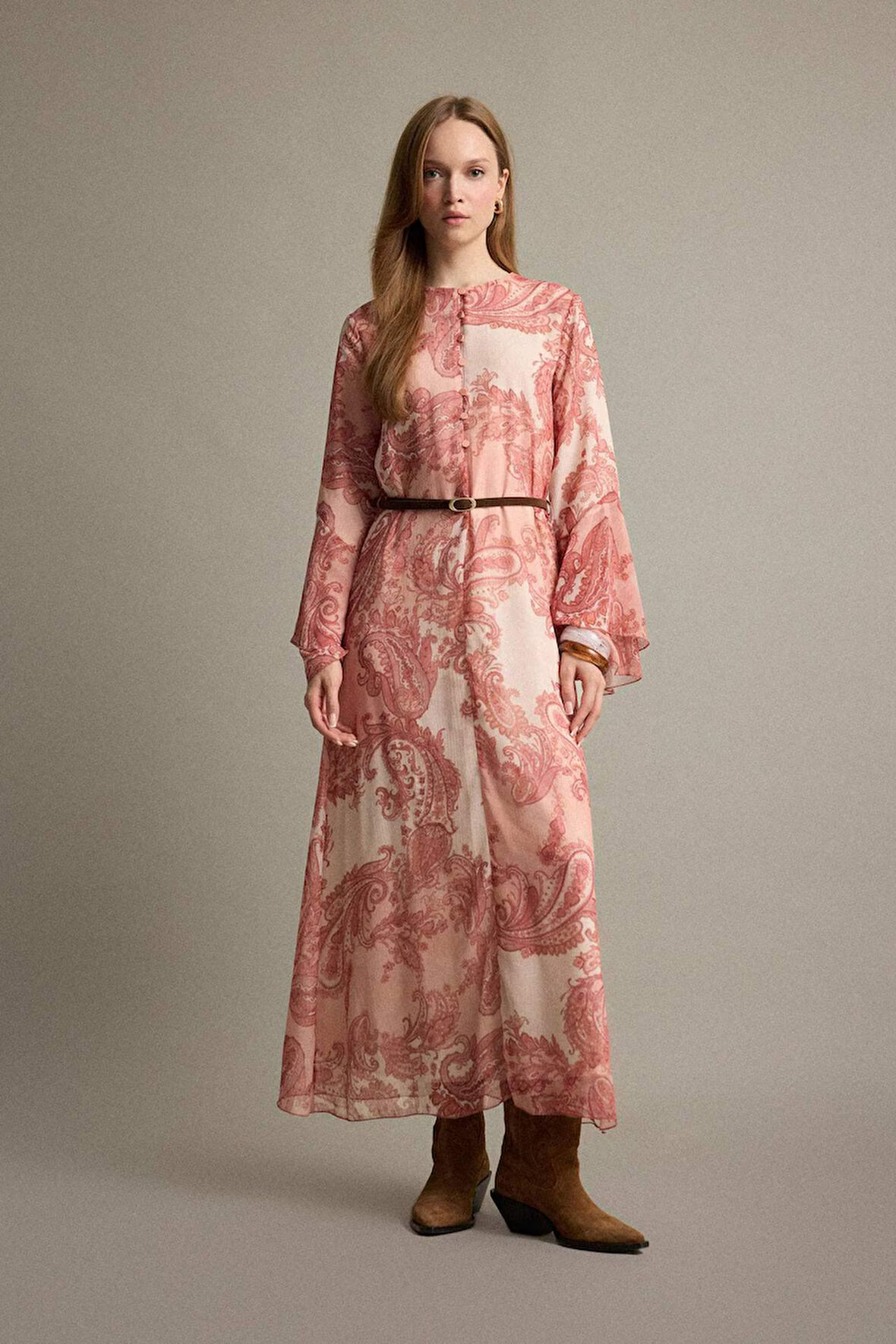 Kaçık Yaka Şal Desenli Uzun Kollu Kemerli Şifon Maxi Elbise