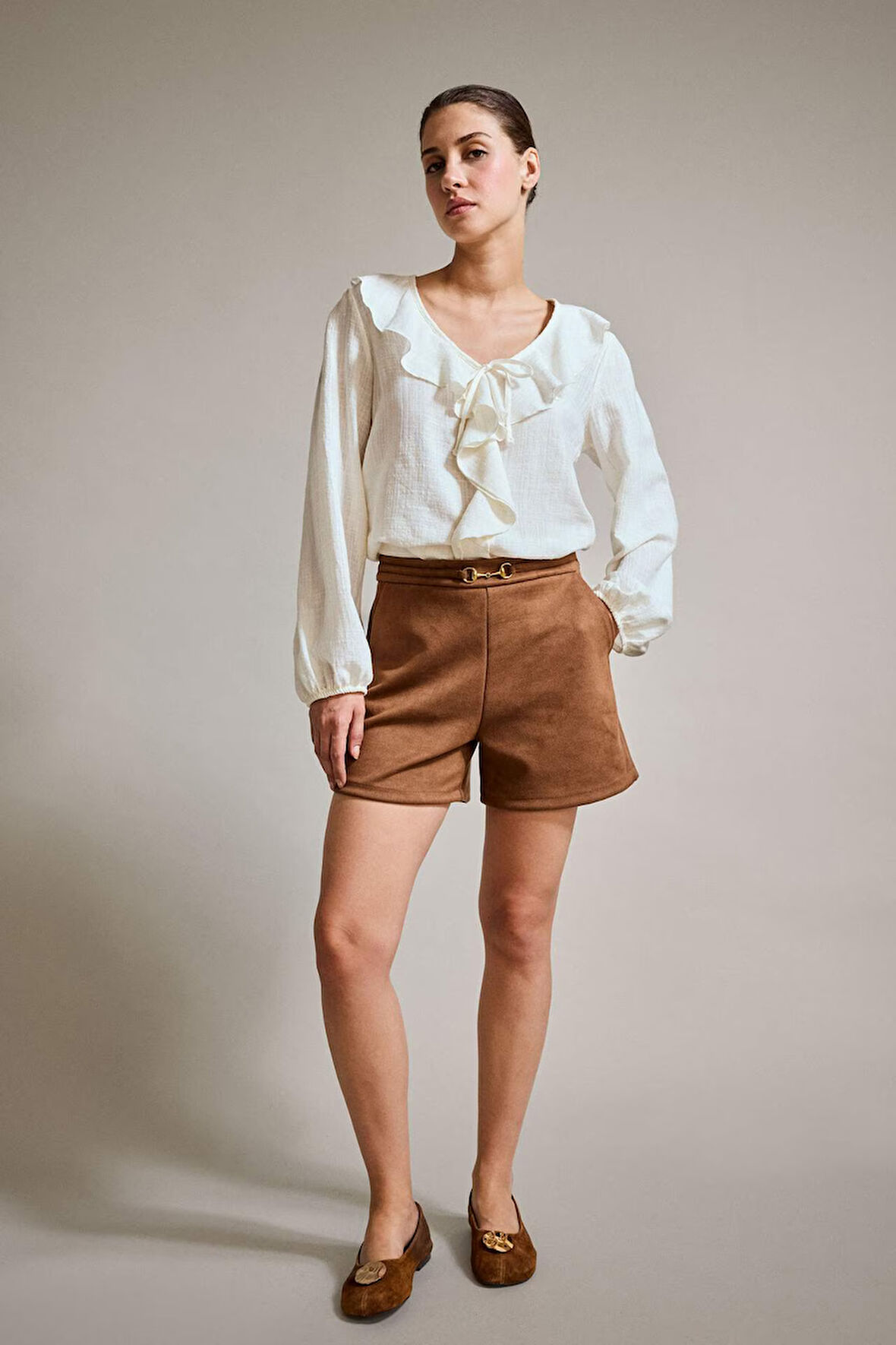 Aksesuar Detaylı Süet Şort