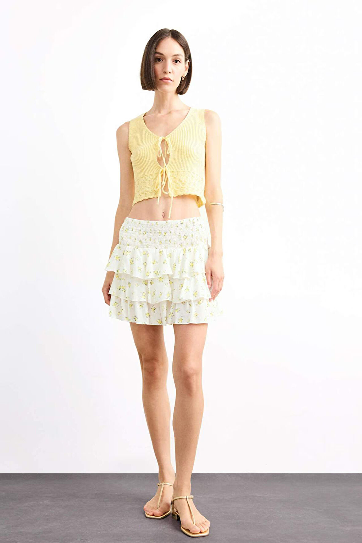 Beli Lastikli Çiçek Desenli Volanlı Mini Etek