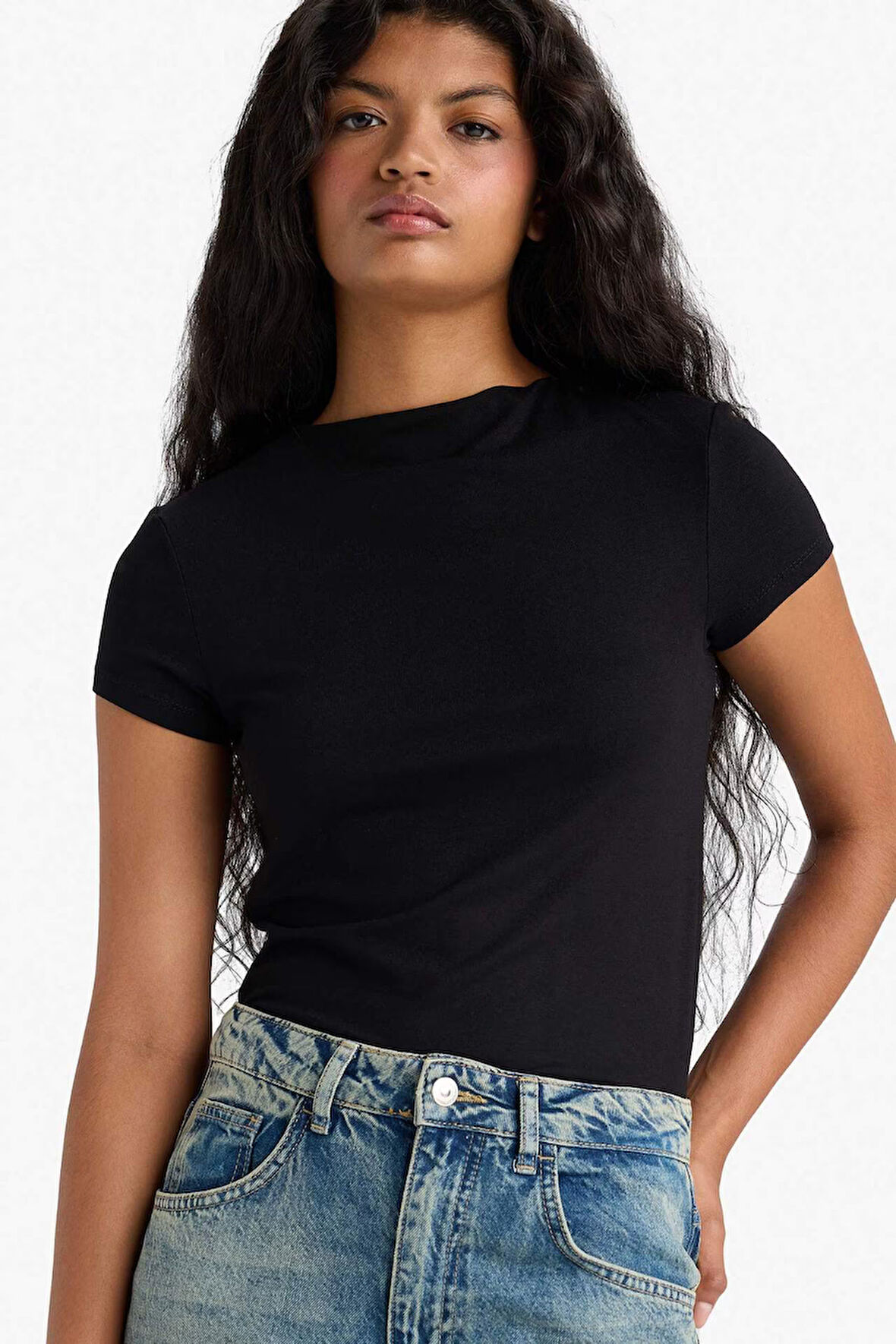 Slim Fit Dar Kesim Yarım Balıkçı Yaka Kısa Kollu Tişört