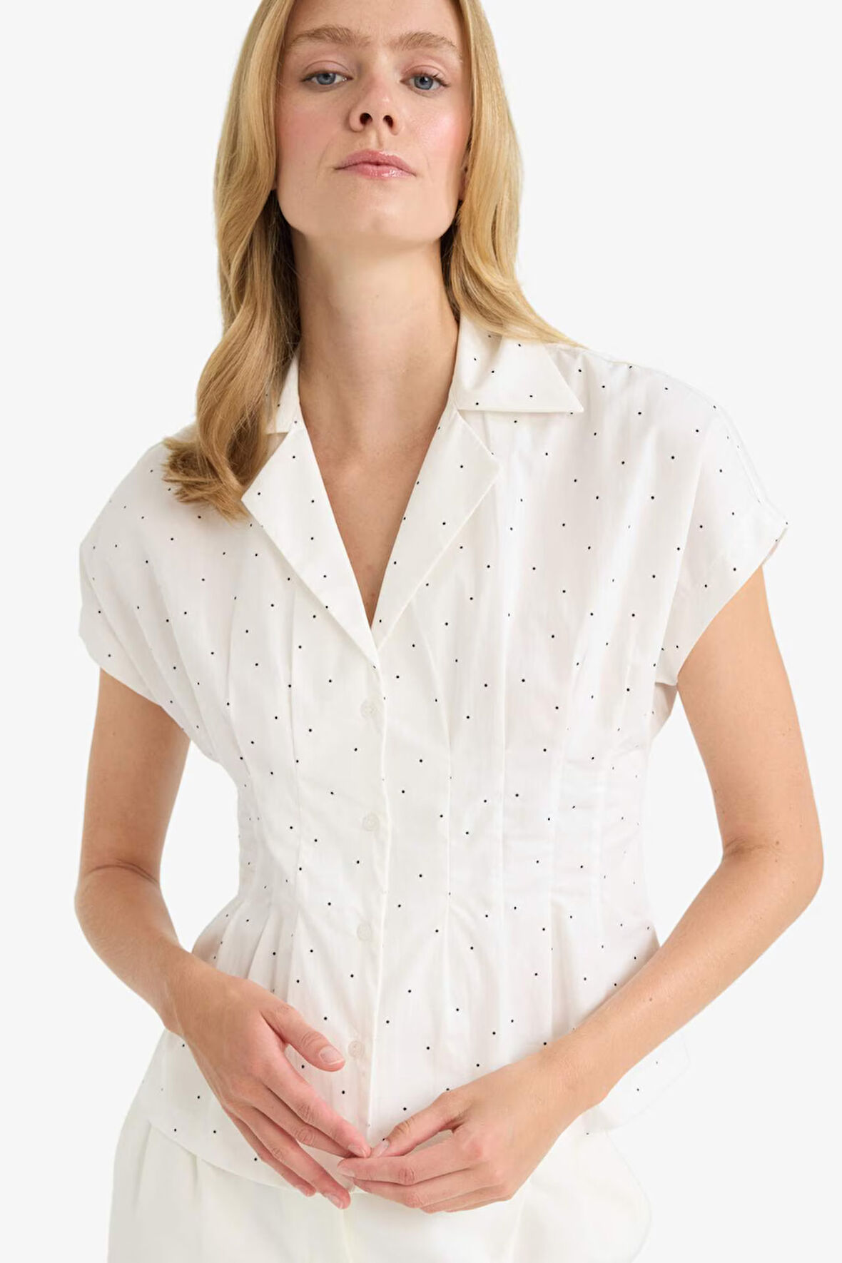 Fitted Ceket Yaka Puantiyeli Poplin Kısa Kollu Gömlek