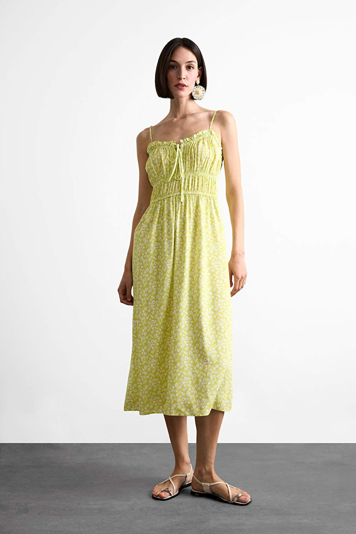 Çiçek Desenli Büzgülü Yaka Askılı Midi Elbise