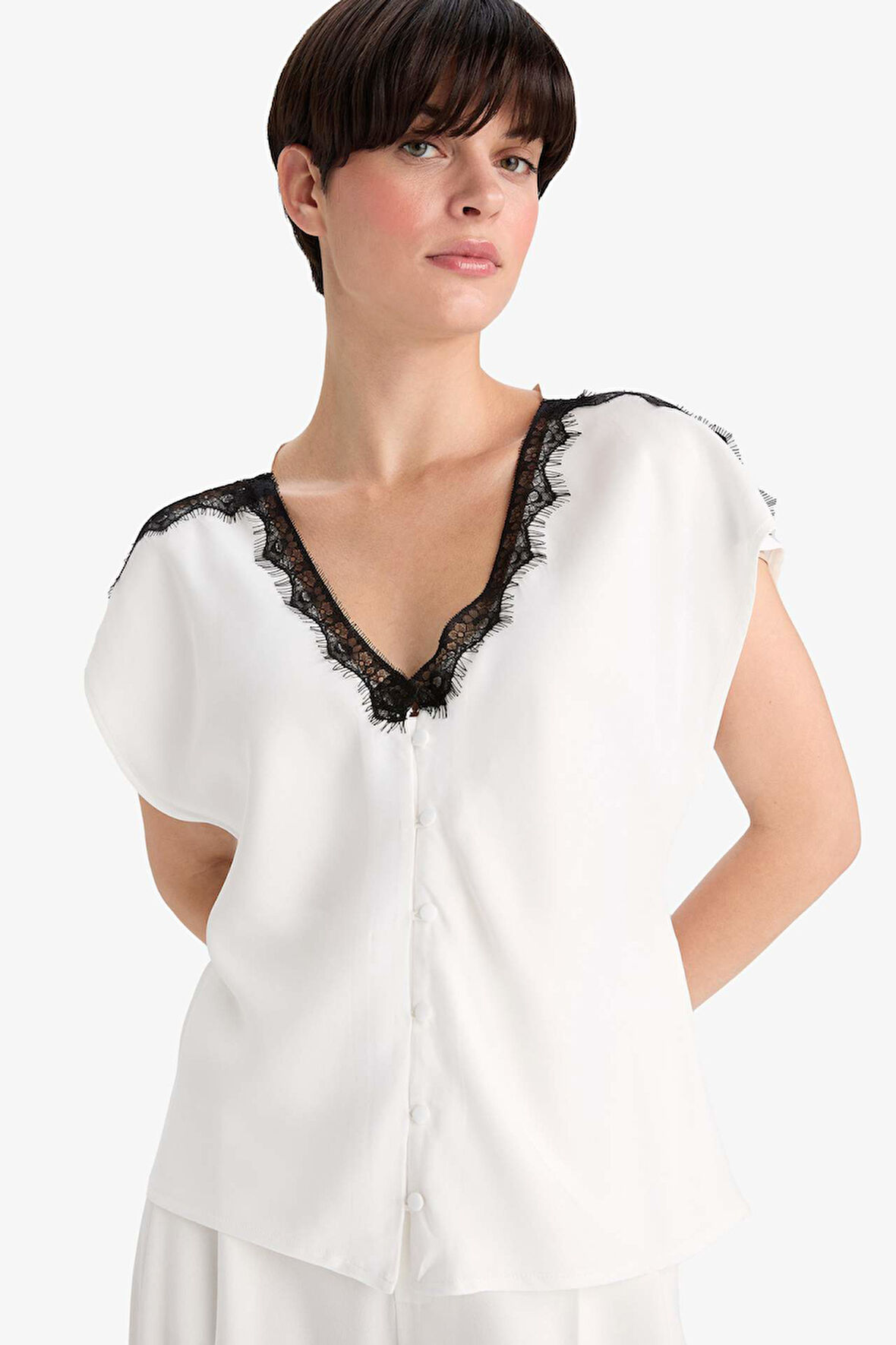 Regular Fit V Yaka Saten Kısa Kollu Gömlek